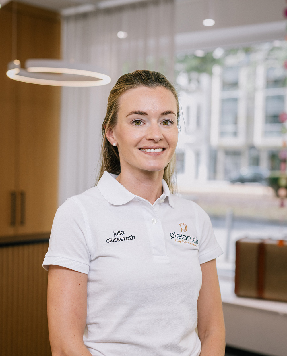 Portrait: Julia, Backoffice